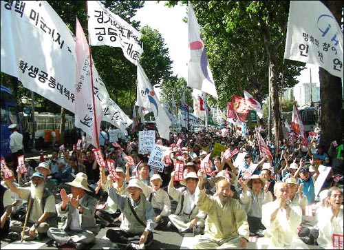 평택 미군기지 확장저지 범국민대책위원회는 범대위는 24일 낮 12시 30분부터 용산 미군기지 5번 게이트 앞에서 '미국 규탄 결의대회'를 열었다. 